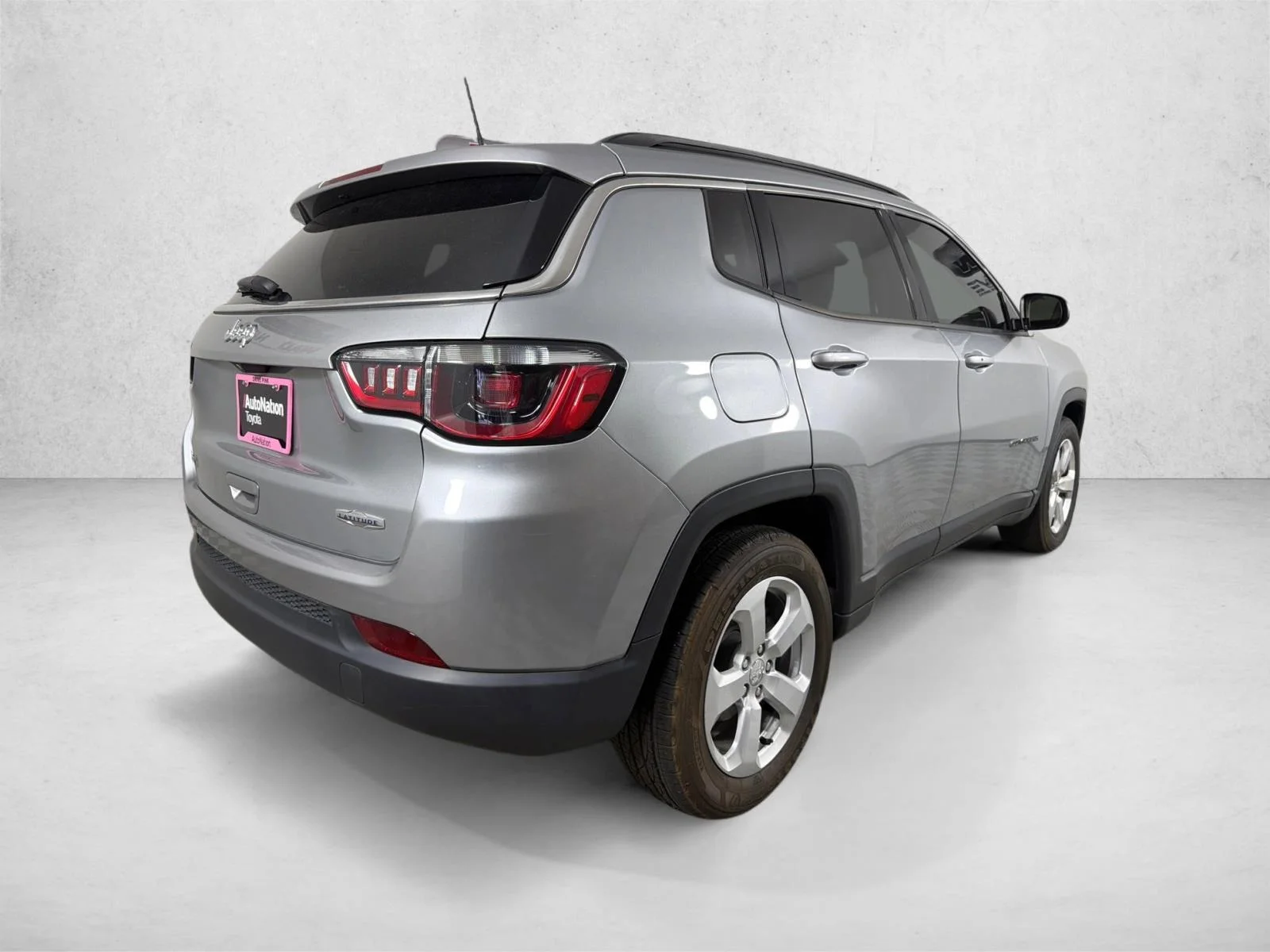 Used 2021 Silver Jeep Latitude image 3