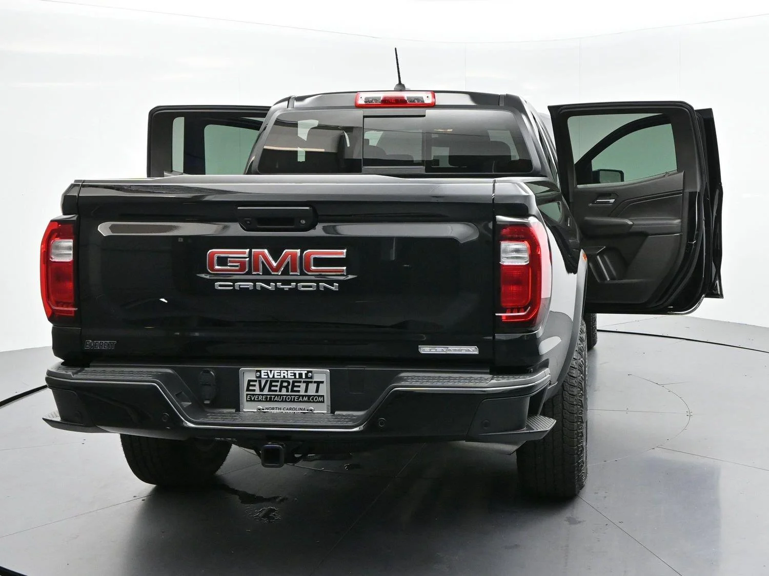 Used 2025 Onyx Black GMC Elevation image 40