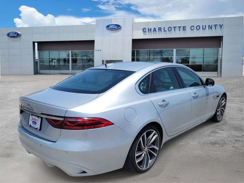 Used 2022 Silver Jaguar SE image 4