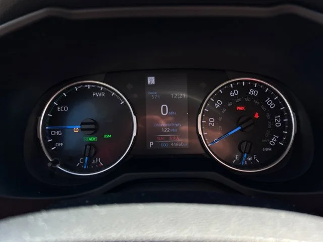 Used 2022 White Toyota XLE Premium image 37