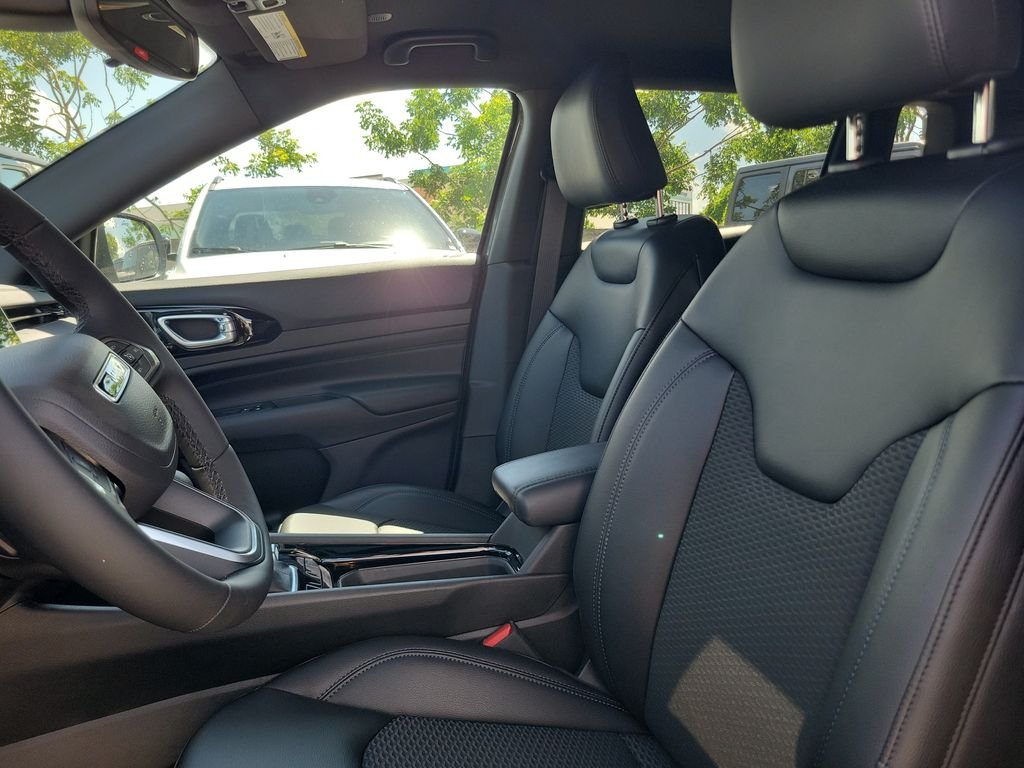 New 2026 Sting-Gray Clearcoat Jeep Latitude image 21