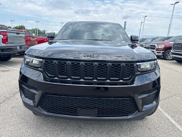 Used 2025 Diamond Black Crystal Pearlcoat Jeep Altitude X image 13