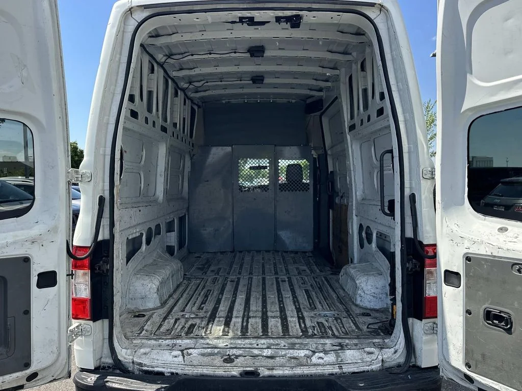 Used 2019 White Nissan S image 27
