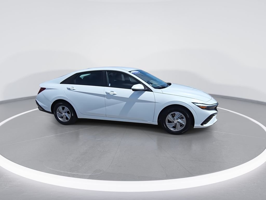 Used 2025 White Hyundai SE image 2