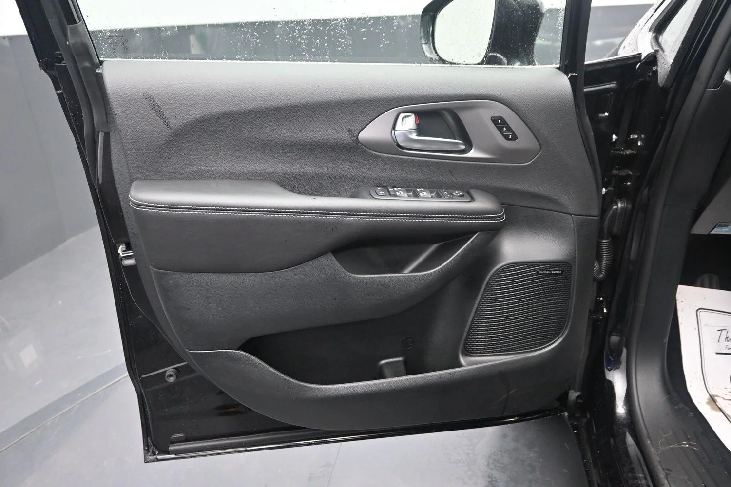 New 2027 Diamond Black Crystal Pearl-Coat Exterior Paint Chrysler Limited image 19