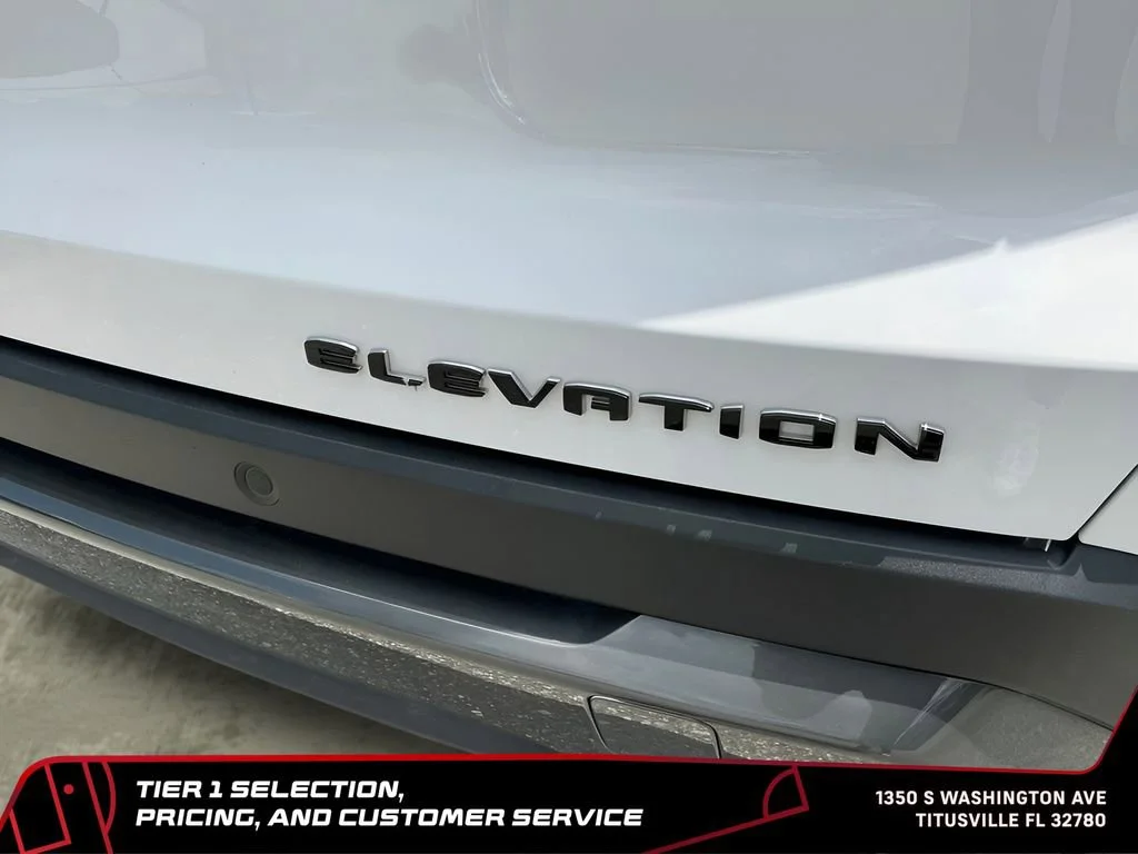 Used 2025 Summit White GMC Elevation image 28