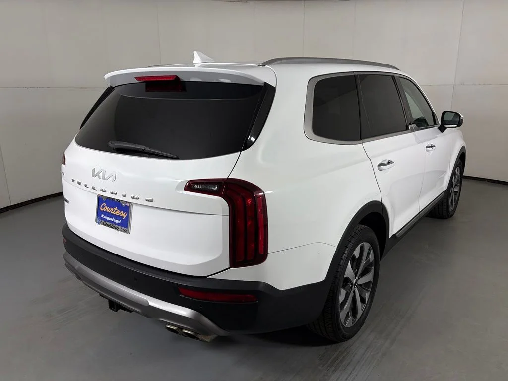 Used 2022 White Kia S image 8