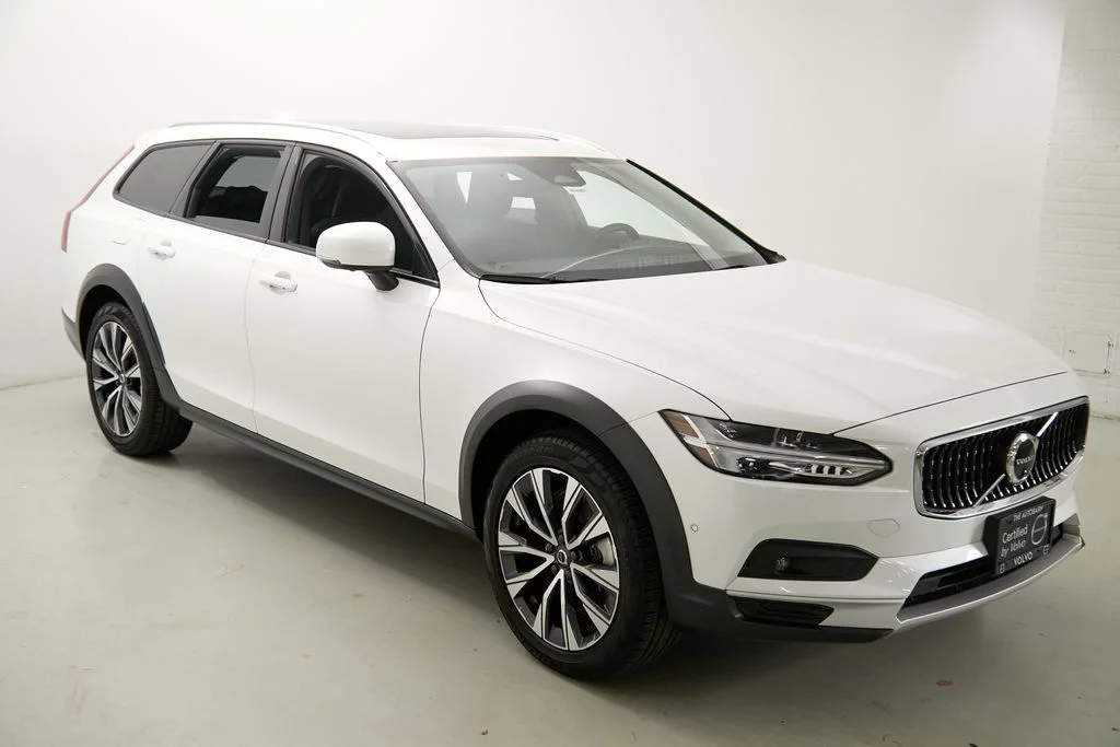 Certified Used 2025 Crystal White Volvo Plus image 4