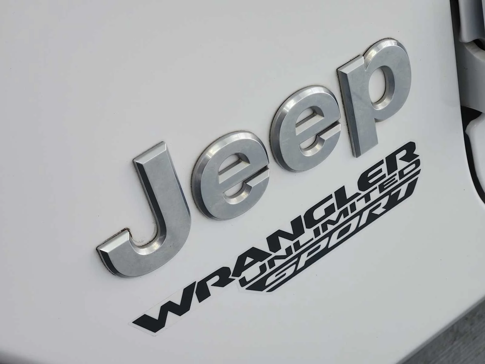 Used 2018 Bright White Clearcoat Jeep Sport S image 10