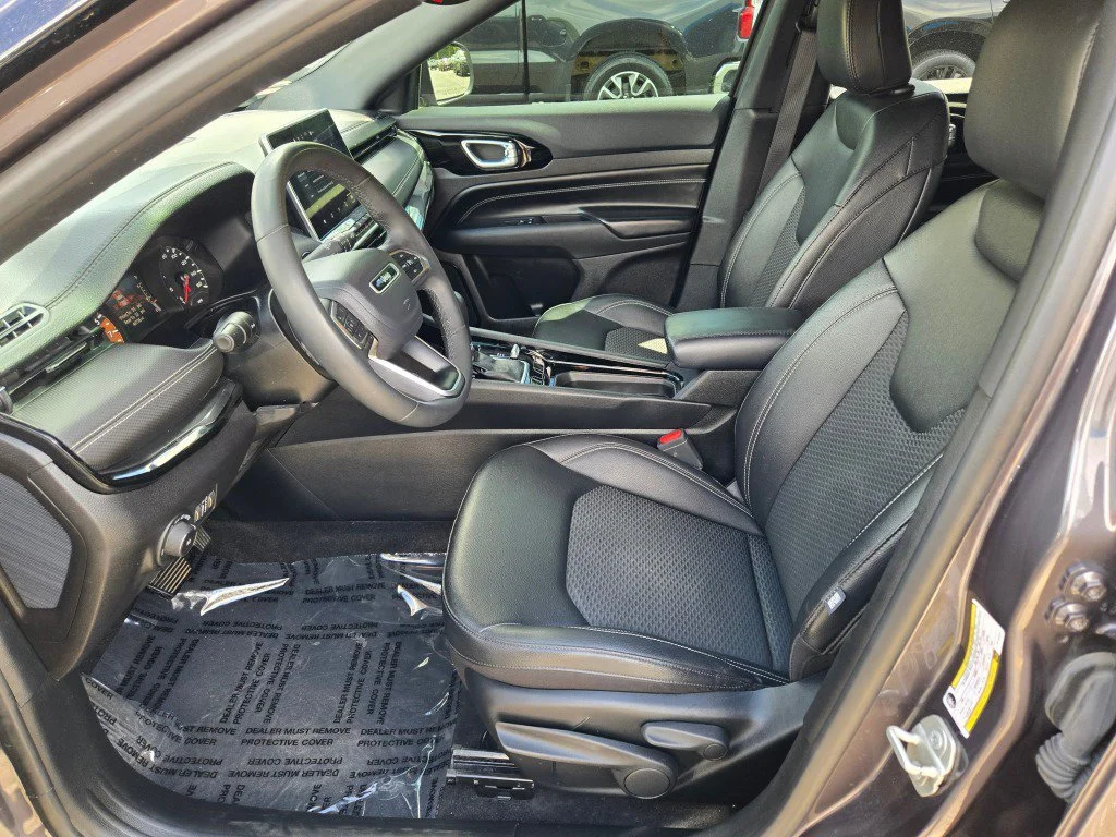 Used 2024 Gray Jeep Latitude 4x4 image 22