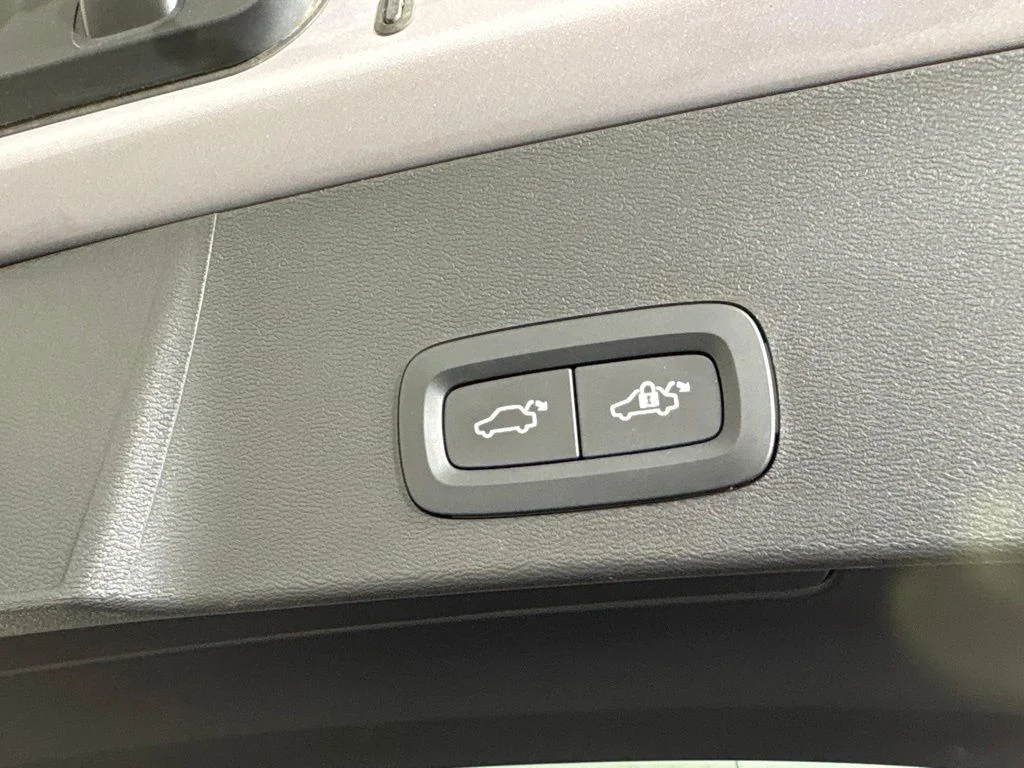 Used 2026 Silver Volvo B5 Plus image 23