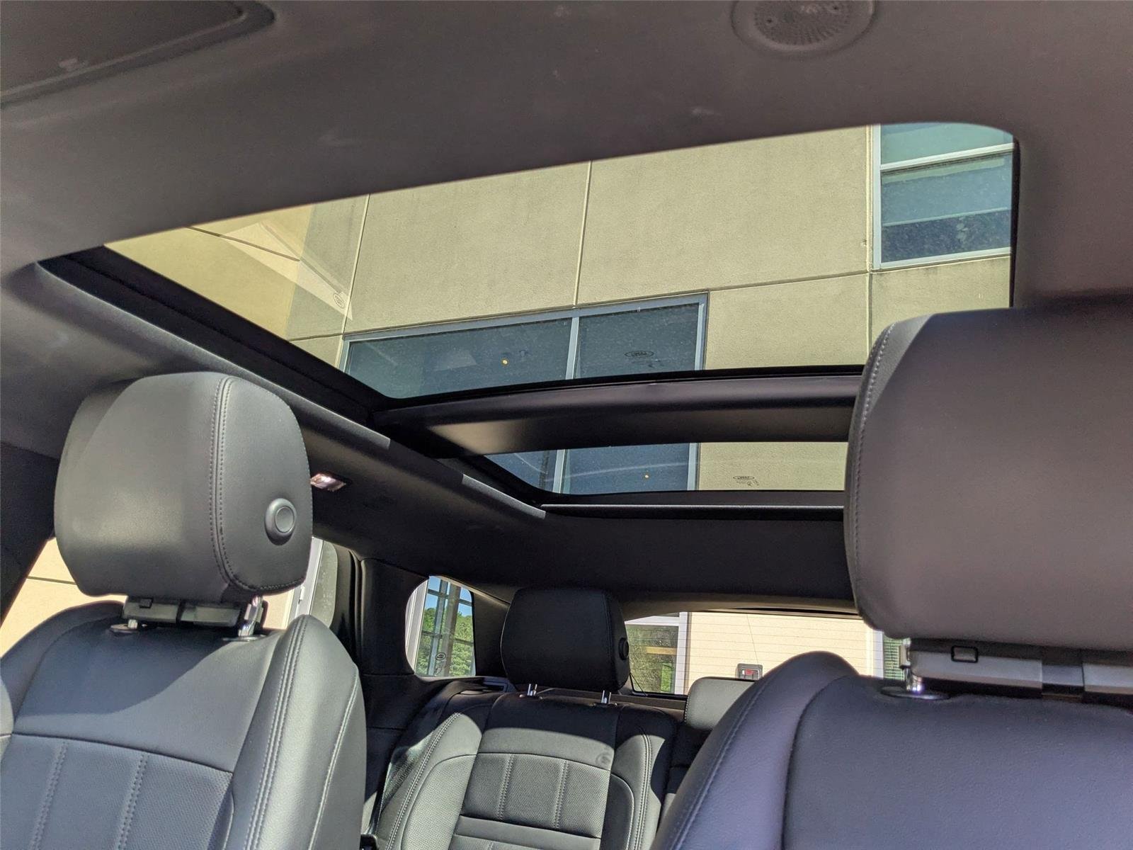 Used 2023 Seoul Pearl Silver Metallic Land Rover R-Dynamic S image 23