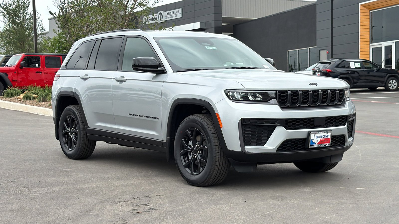 New 2026 Silver Zynith Exterior Paint Jeep Laredo Altitude image 3