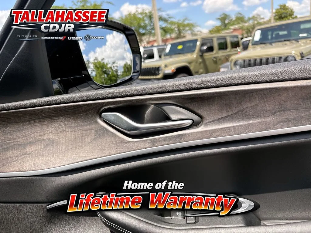New 2026 Bright White Clear-Coat Exterior Paint Jeep Altitude image 30