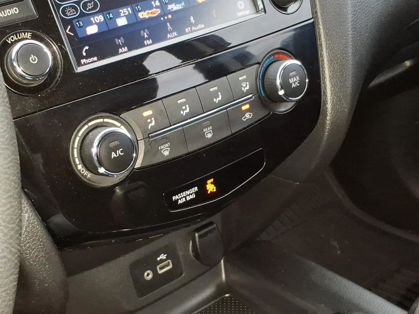 Used 2019 Scarlet Ember Tintcoat Nissan S image 17