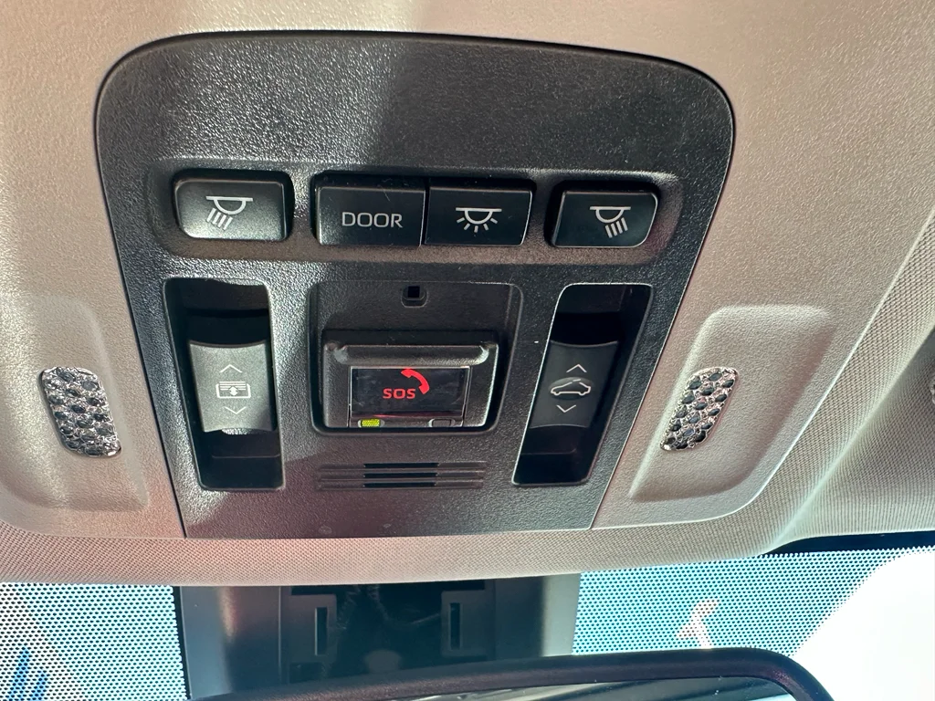 Used 2022  Toyota XSE V6 image 25