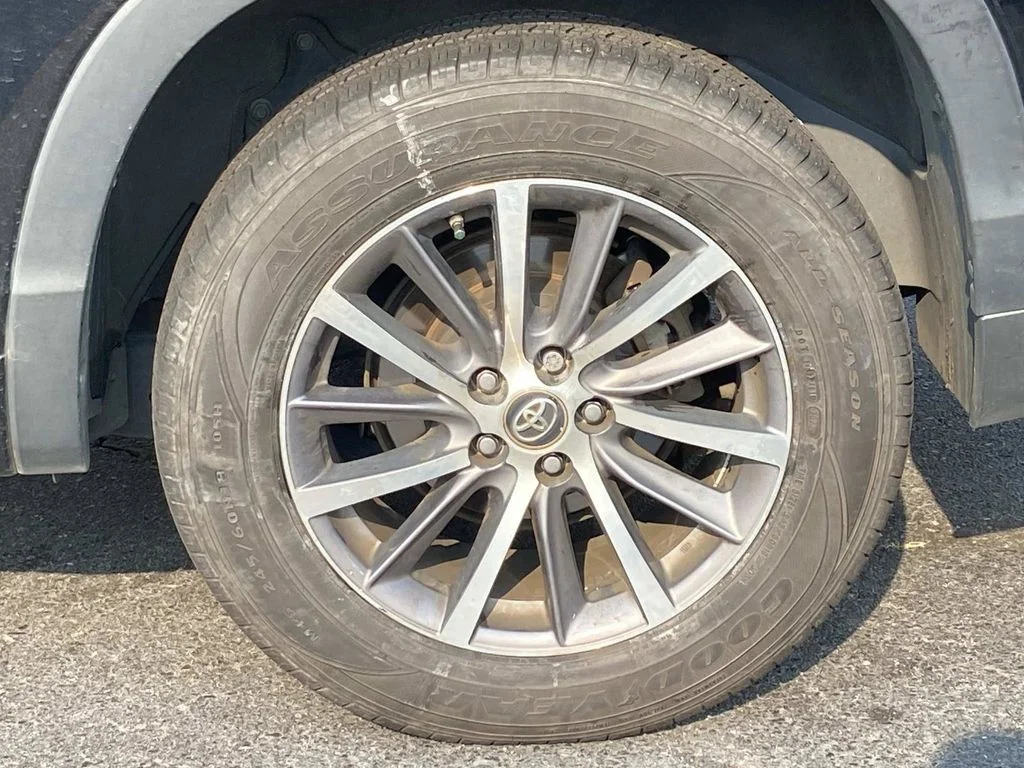 Used 2018 Black Toyota XLE image 11