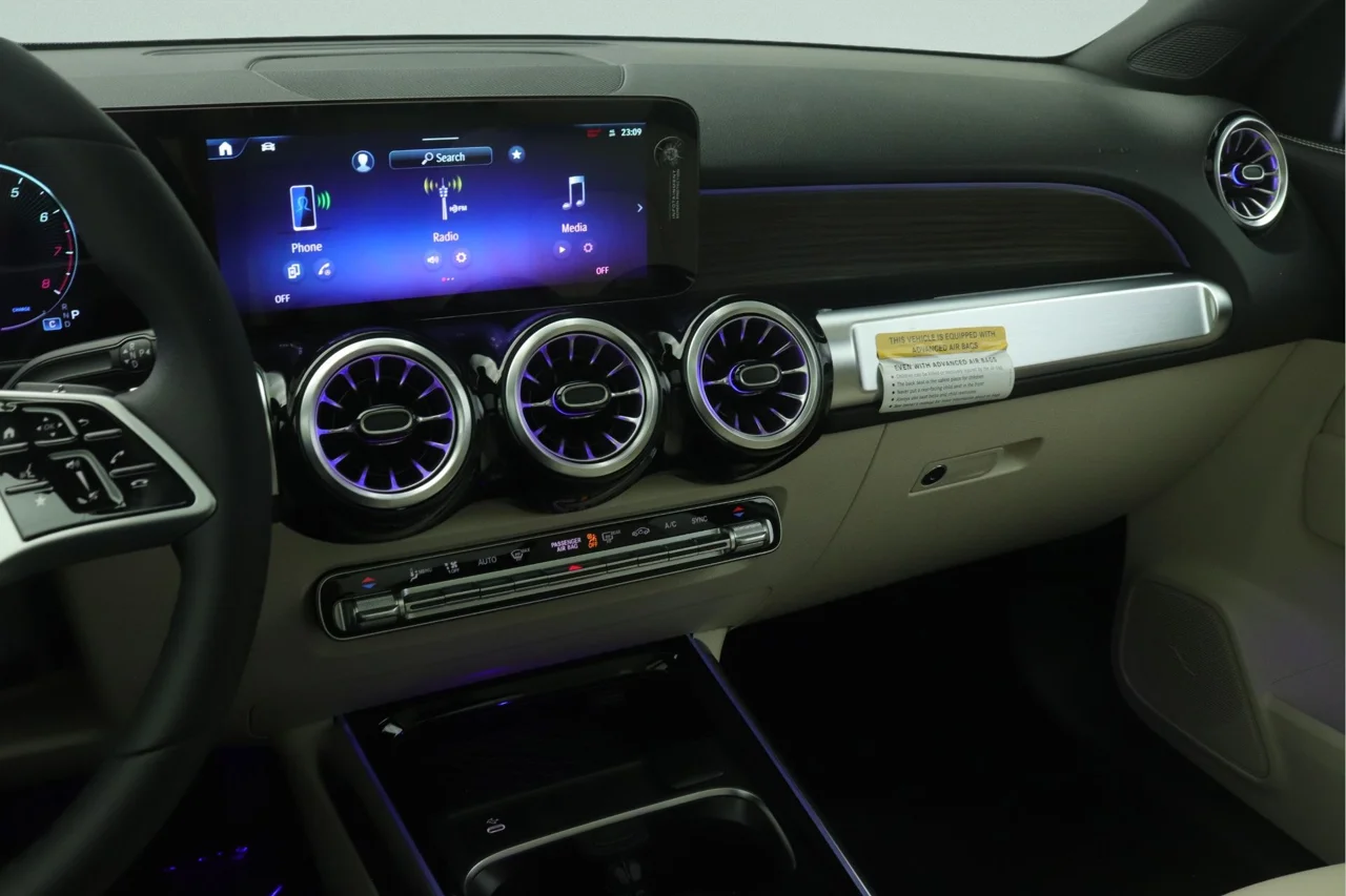 New 2026 Polar White Mercedes-Benz GLB 250 image 5