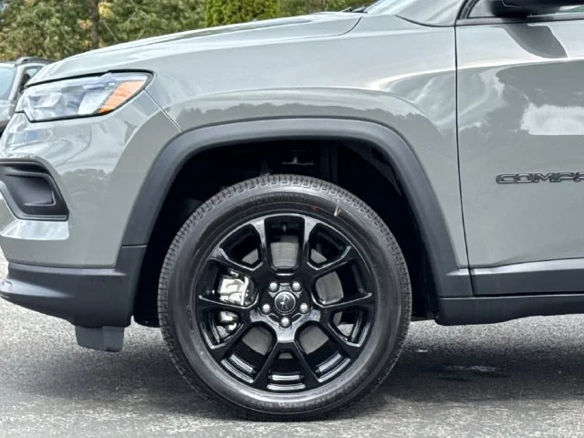 New 2026 Sting-Gray Clearcoat Jeep Latitude image 7