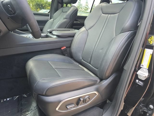 Used 2025 Diamond Black Crystal Pearlcoat Jeep Series II image 5