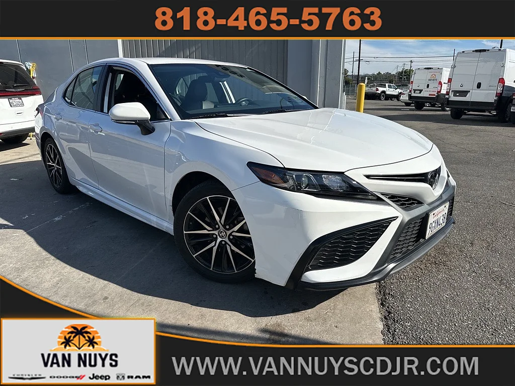 Used 2023 Ice Cap Toyota SE image 1
