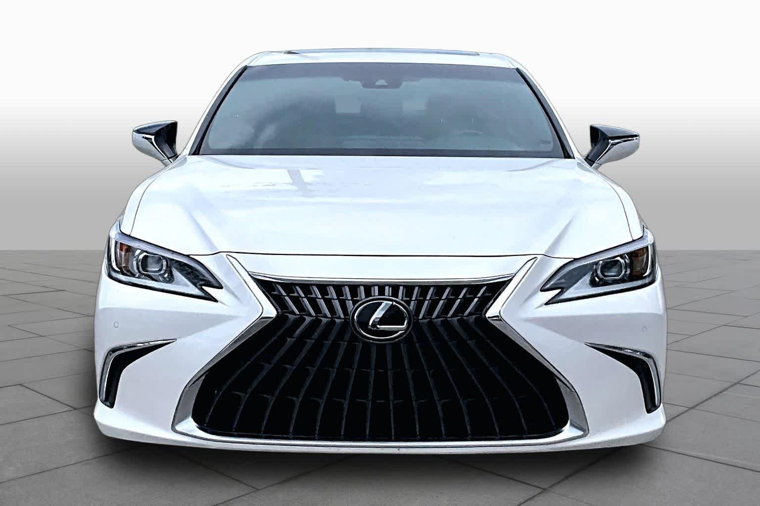 Used 2023 Eminent White Pearl Lexus  image 4