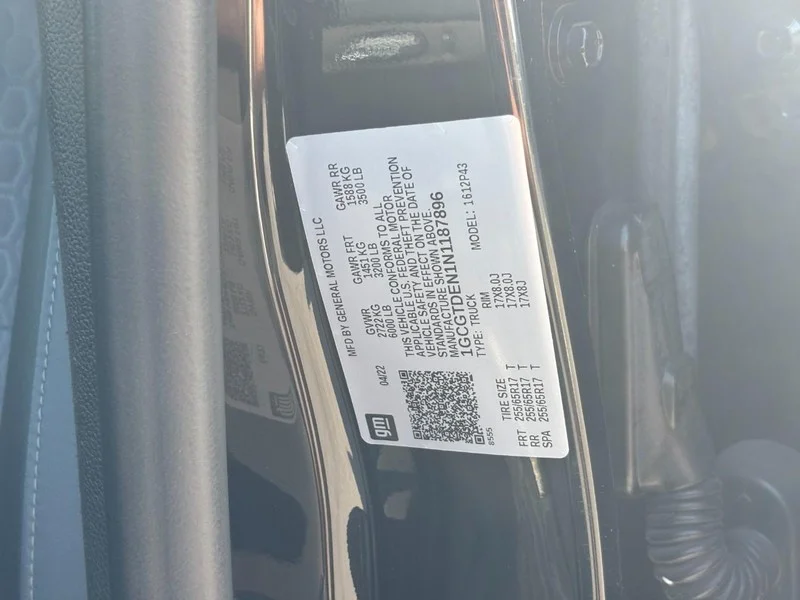 Used 2022 Black Chevrolet Z71 image 23