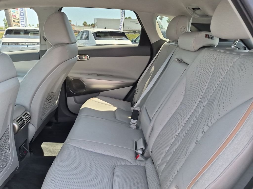 Used 2021 White Hyundai Blue image 29