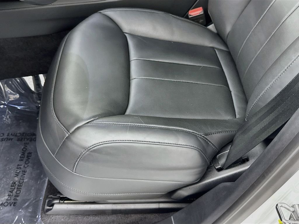 Used 2025 White Land Rover Dynamic SE image 20
