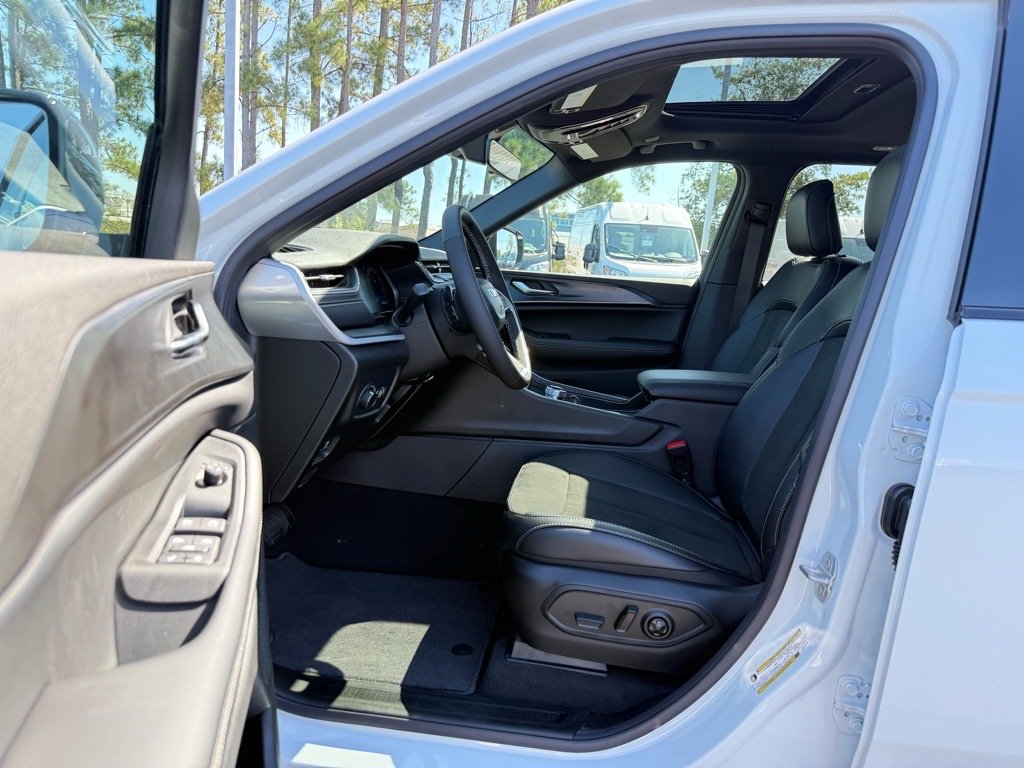 2025 Jeep Grand Cherokee Altitude photo 4