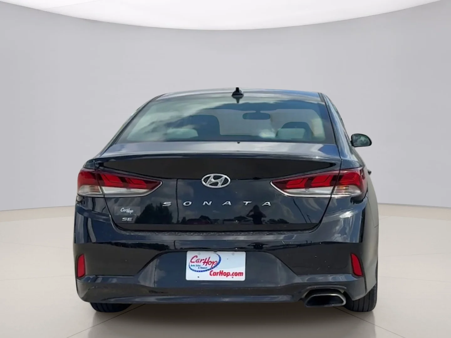 Used 2018 Black Hyundai SE image 4
