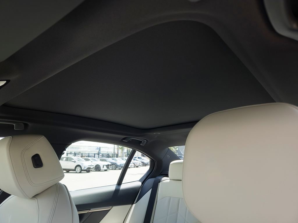 New 2026 Cape York Green Metallic BMW 550e xDrive image 13