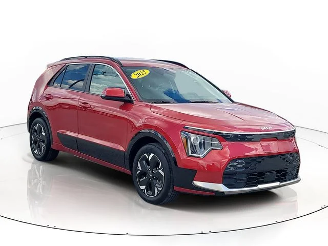 Used 2025 Red Kia Wind image 3