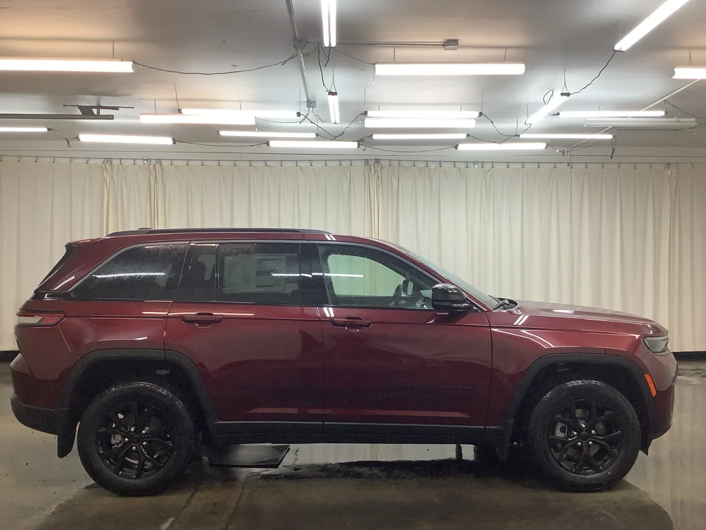 New 2026 Velvet Red Pearl-Coat Exterior Paint Jeep Laredo image 4