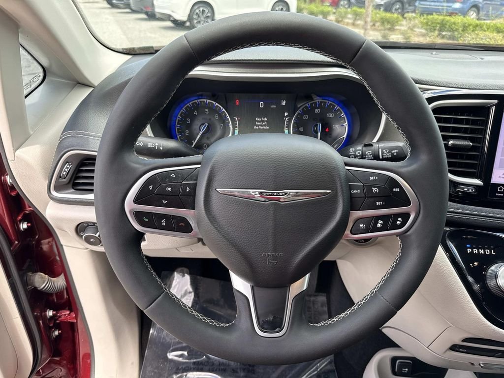 Used 2022 Red Chrysler Touring L image 43