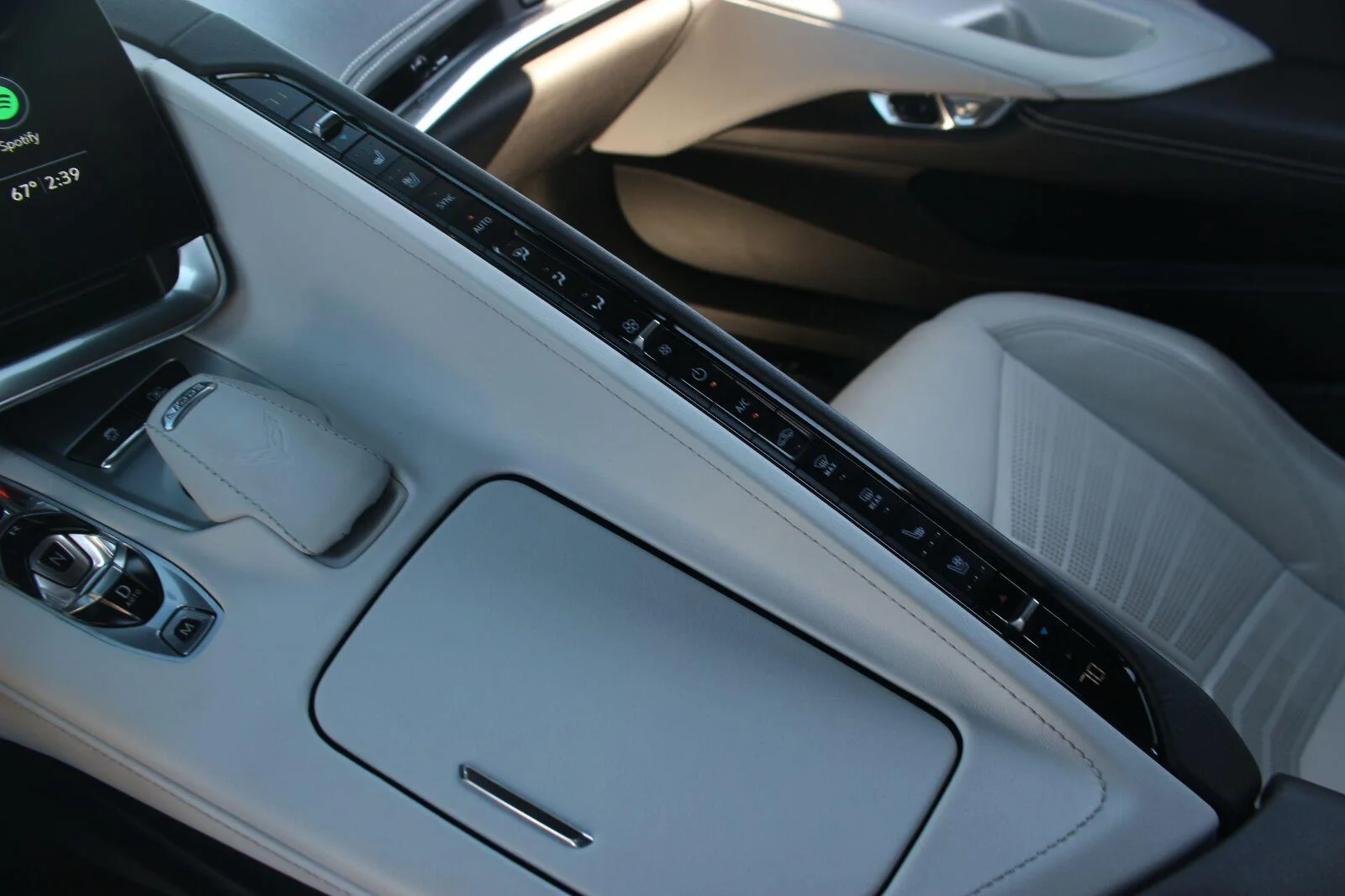 Used 2020 ARCTIC WHITE Chevrolet 2LT image 28
