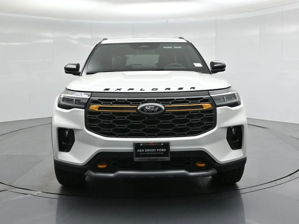 New 2026 Star White Metallic Tri-Coat Ford Tremor image 25