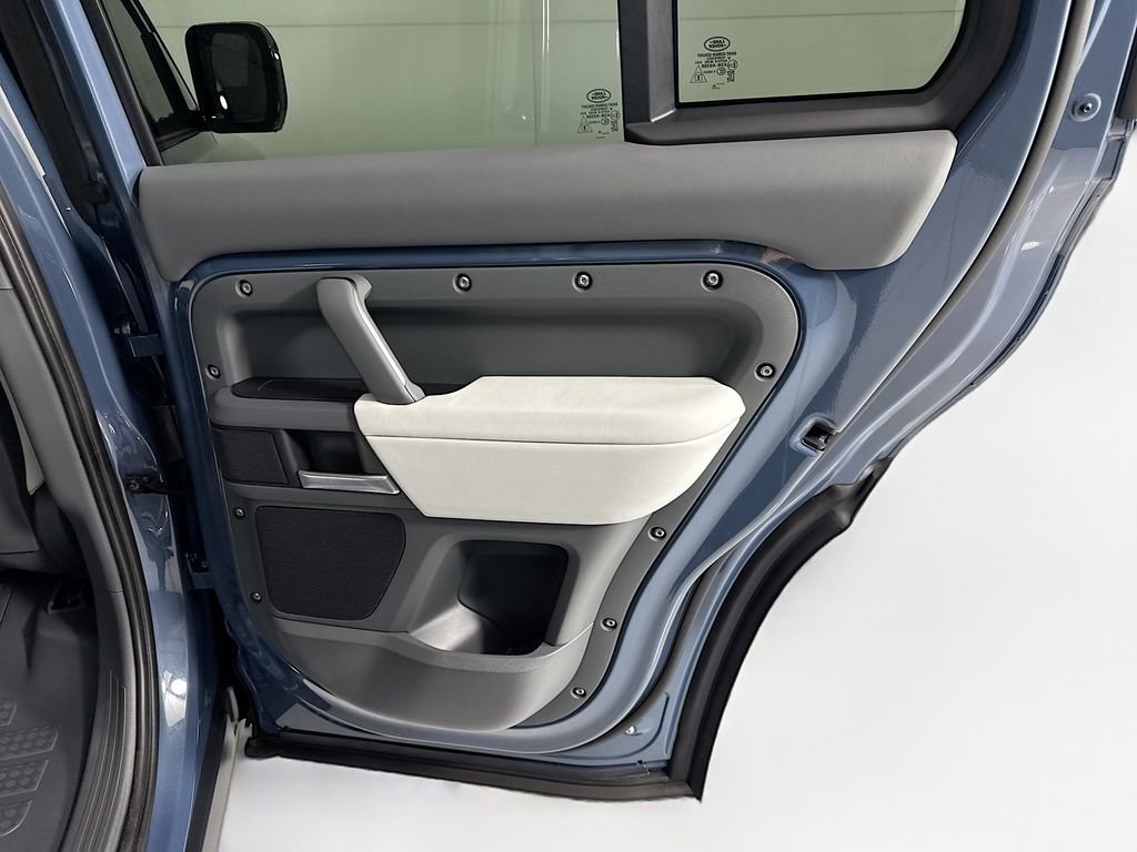 Used 2026 Tasman Blue Metallic Land Rover S image 27