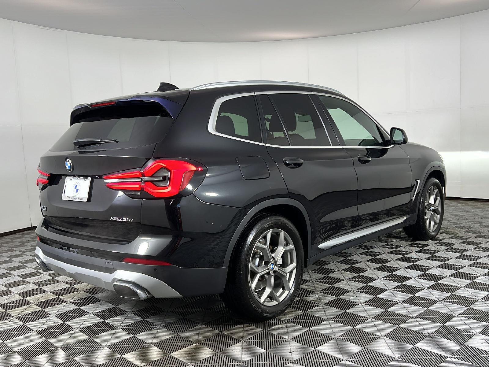 Used 2022 Black Sapphire Metallic BMW xDrive30i image 5