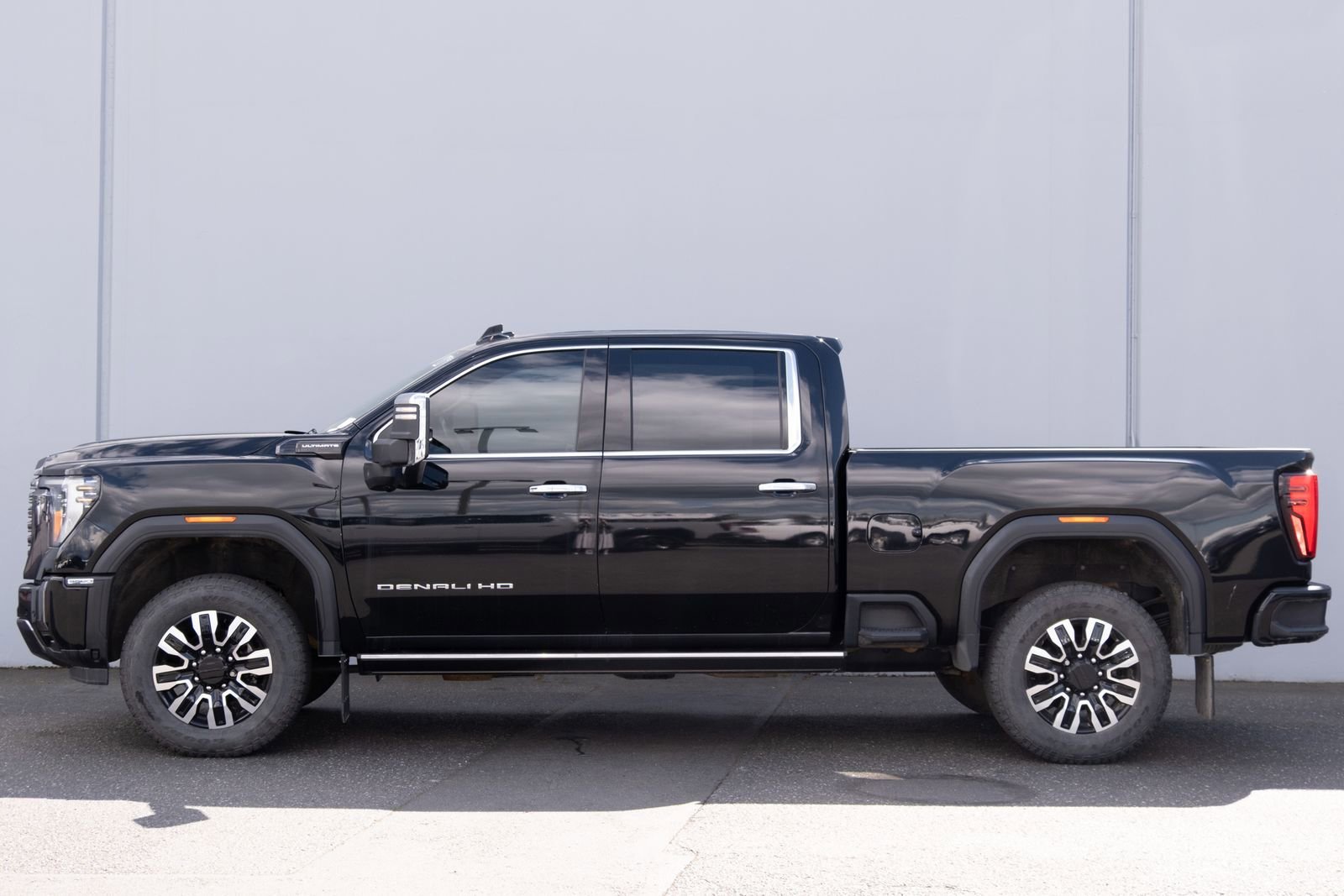 Used 2024 Onyx Black GMC Denali Ultimate image 30