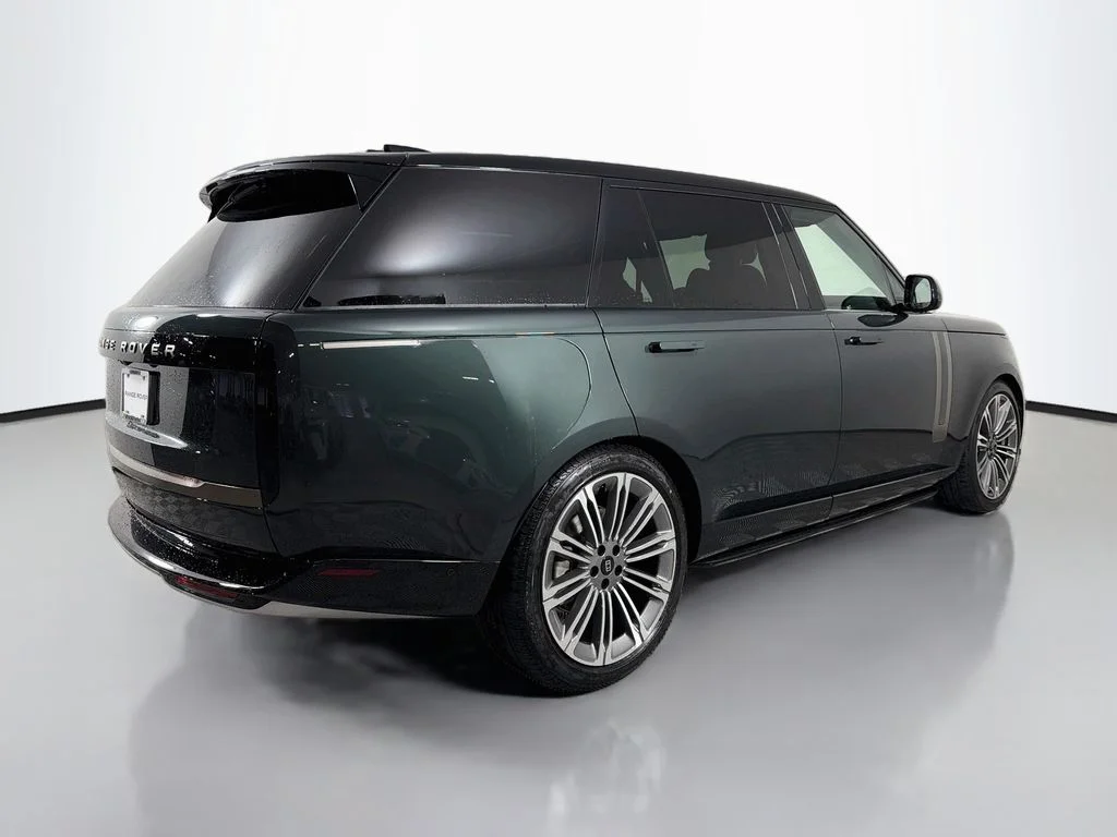 New 2027 Belgravia Green Land Rover SE image 5