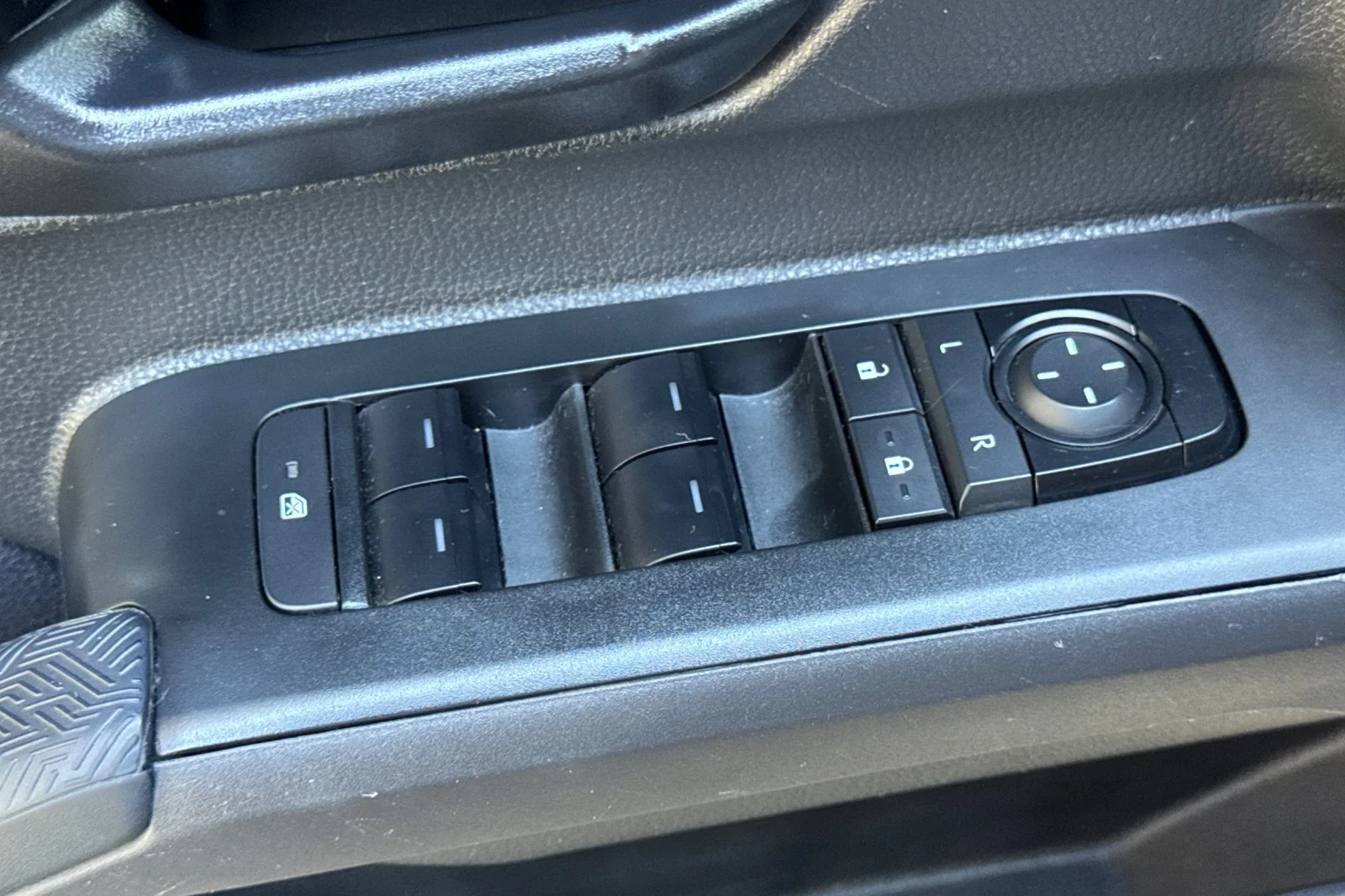 2024 Toyota Tacoma SR5 - Photo 20