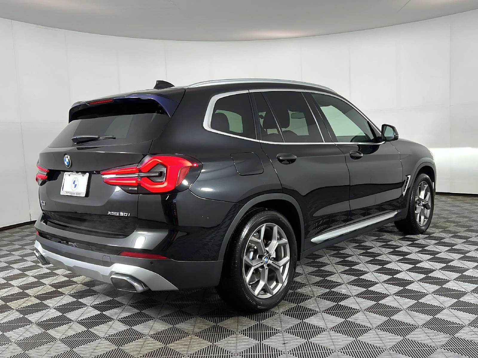 Used 2022 Black Sapphire Metallic BMW xDrive30i image 5