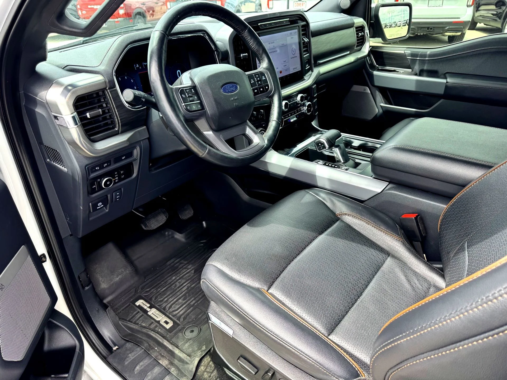 Used 2024  Ford Lariat image 10