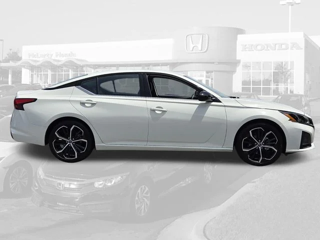 2025 Nissan Altima SR - Photo 6