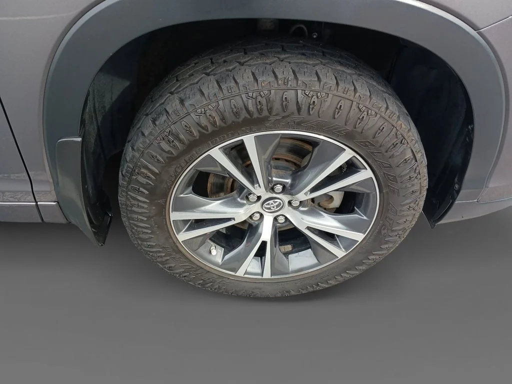 Used 2017 Gray Toyota LE image 16