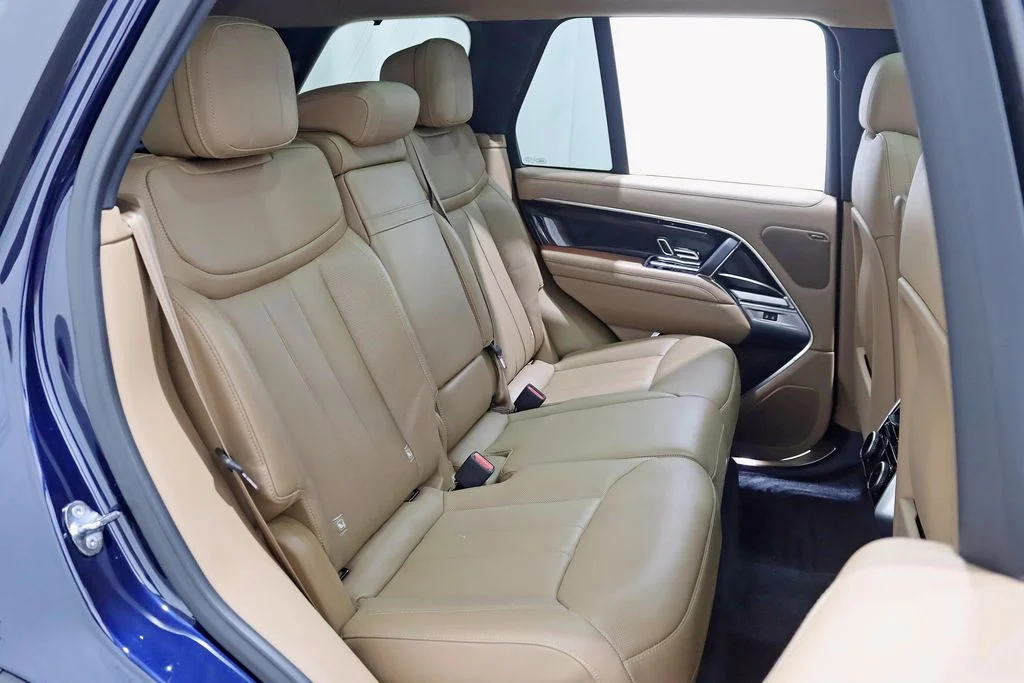Used 2023  Land Rover SE image 30