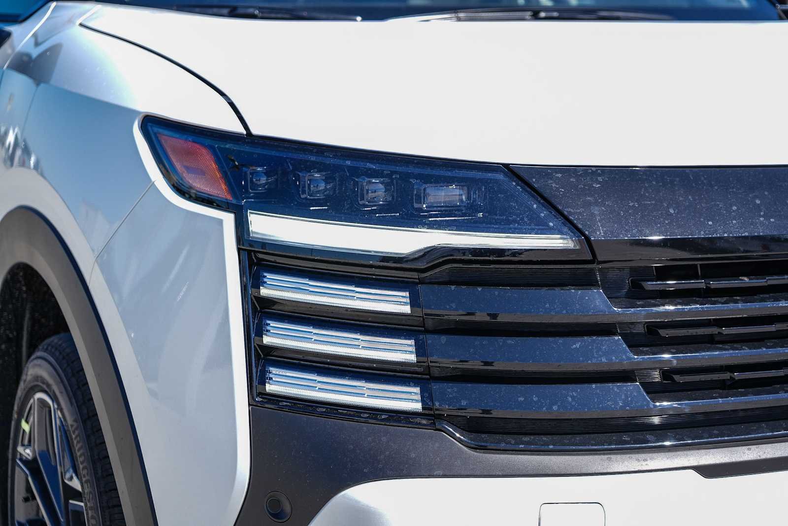 New 2026 Aspen White TriCoat / Super Black Two-tone Nissan SR image 4