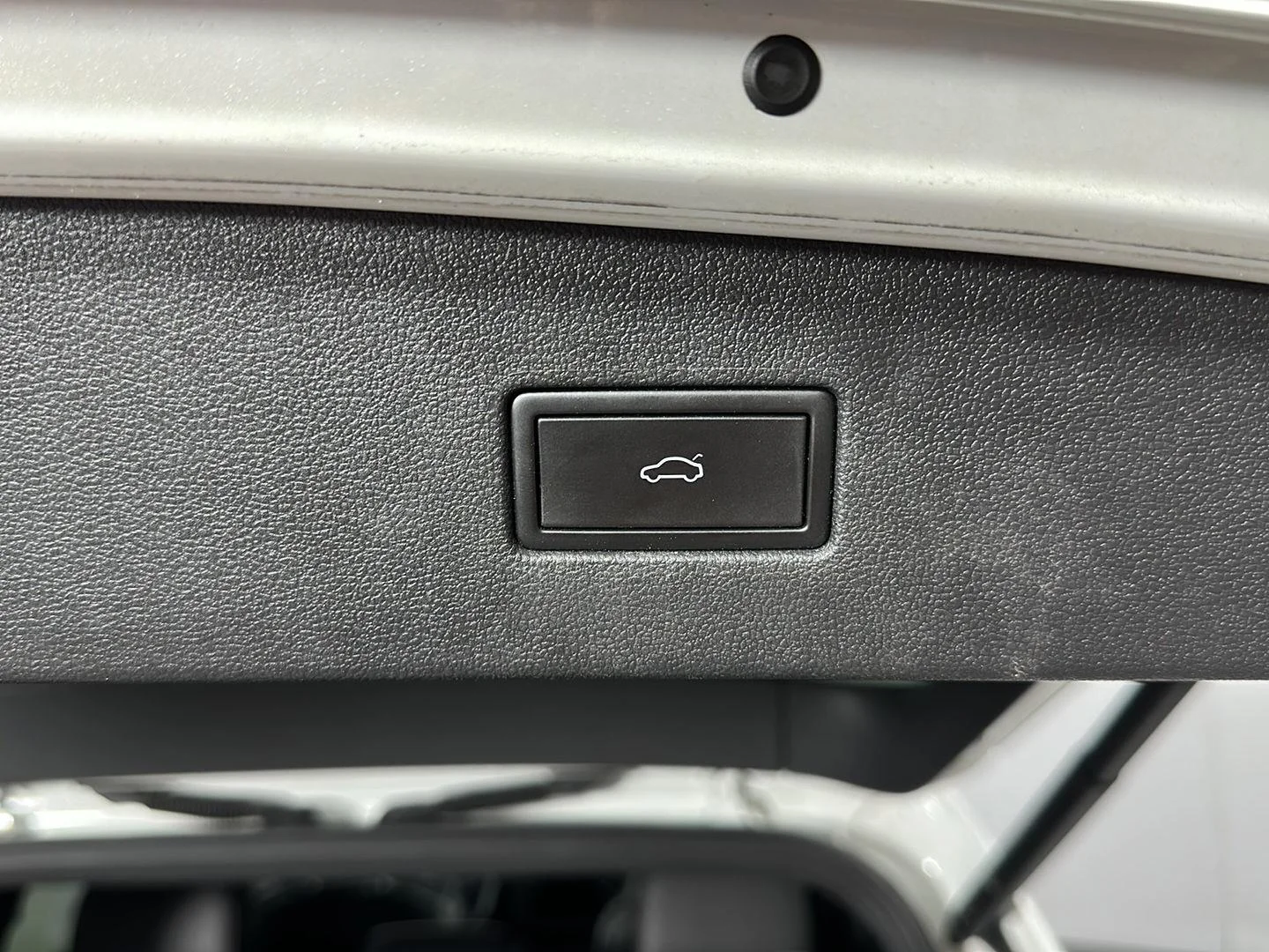 Used 2022 Oryx White Pearl Volkswagen SEL R-Line image 26