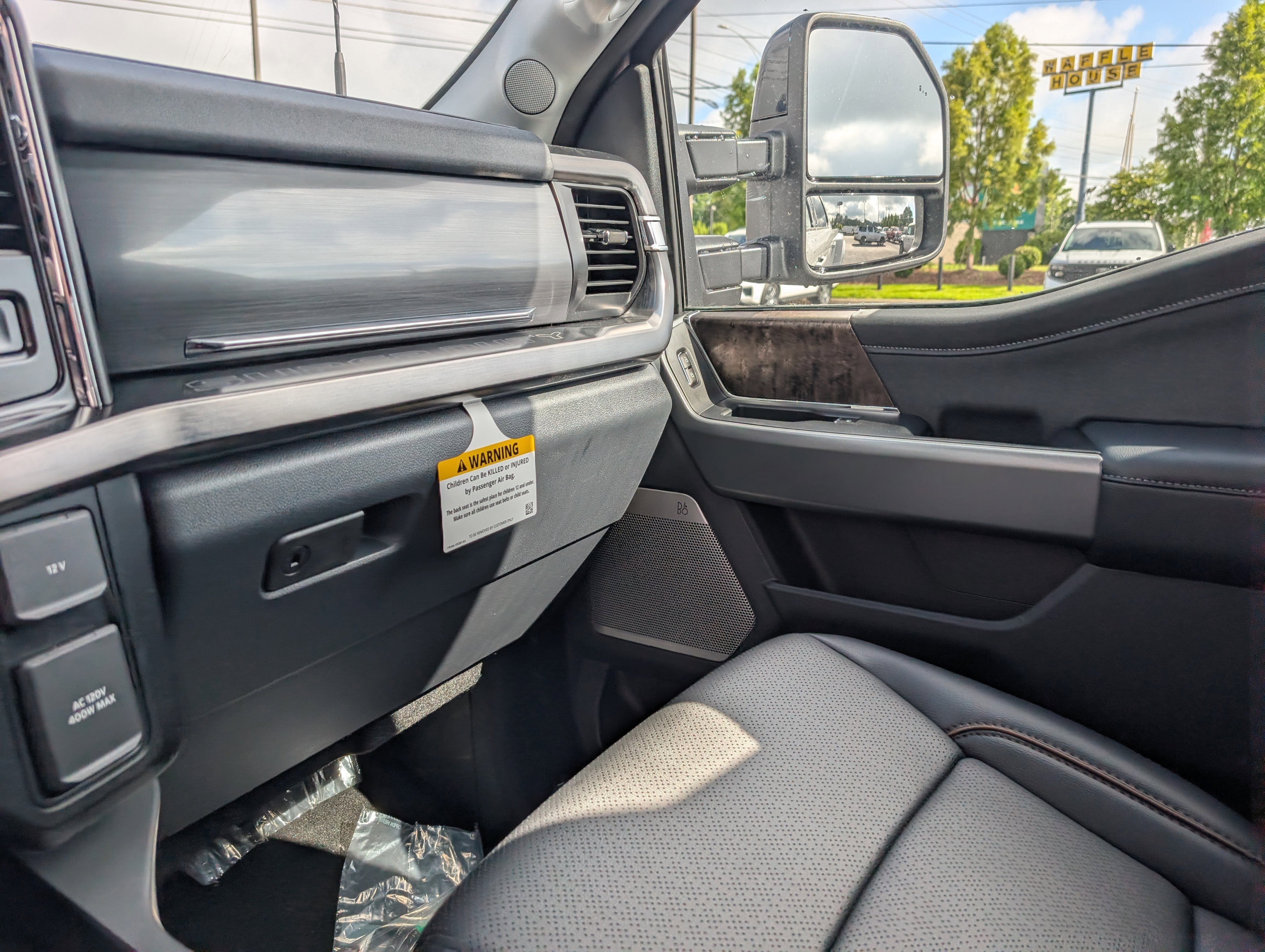 New 2026 Star White Metallic Tri-Coat FORD F-350® Lariat® image 32